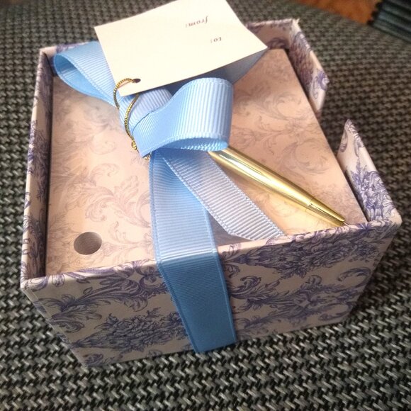 Notepad and Pen Giftset - white and periwinkle blue - Picture 2 of 6